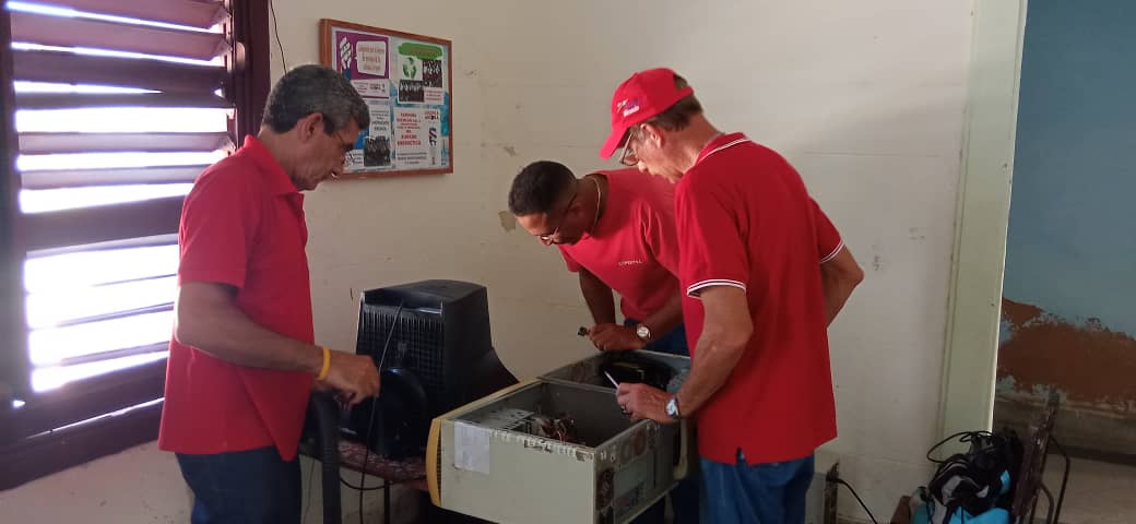 CopextelPlaza's tweet photo. Homenaje a nuestro Comandante, nuestros trabajadores de la Gerencia de Ofimática apoyando en la escuela primaria Gustavo Pozo en Plaza de la Revolución. #FidelPorSiempre #FidelVive #Copextel https://t.co/yndwy602CD
