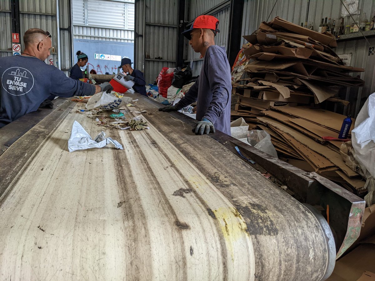 As we prepare for #INC1 next week, our delegation took the time to visit a sorting plant for non-returnable containers in Montevideo. The plant is located on Camino Géminis between Rosario and Chacarita de los Padres.