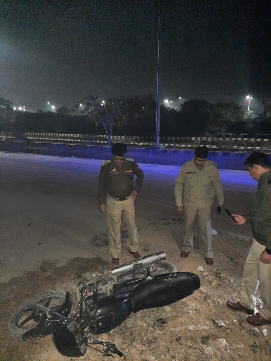 चेकिंग के दौरान थाना एक्सप्रेस-वे नोएडा पुलिस व शातिर बदमाशों के बीच हुई मुठभेड़ में बदमाश बादल गोली लगने से घायल व गिरफ्तार,फरार बदमाश की कॉम्बिंग जारी है, कब्जे से मोटरसाइकिल व अवैध हथियार बरामद।