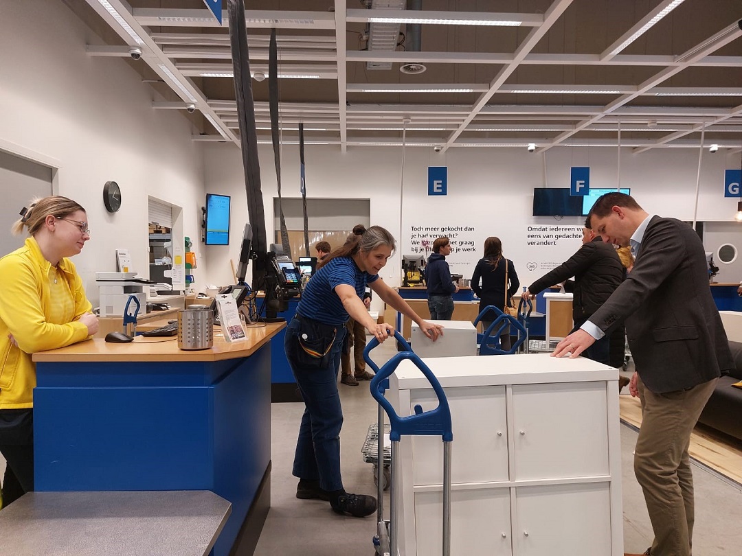 Gemeente_Zwolle's tweet photo. Gooi meubels waar je op uitgekeken bent niet weg maar geef ze een tweede leven bij iemand anders. Wethouder Paul Guldemond bracht vandaag een kastje terug bij IKEA. https://t.co/iZt4a8NB7u #BringBackFriday #Circulair #duurzaam https://t.co/jnZk5SJsHs