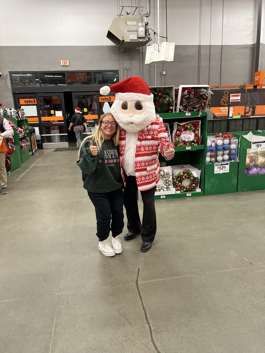 Fun with customers at 0131 this morning. ⁦<a href="/RussellKMann/">Russell Mann</a>⁩ ⁦<a href="/KMTovey/">Keith Tovey</a>⁩ ⁦<a href="/jhiltonthd/">Janet Hilton</a>⁩ ⁦<a href="/kelly_mayhall/">Kelly Mayhall</a>⁩ ⁦<a href="/TaraTuckerTHD/">Tara Tucker</a>⁩