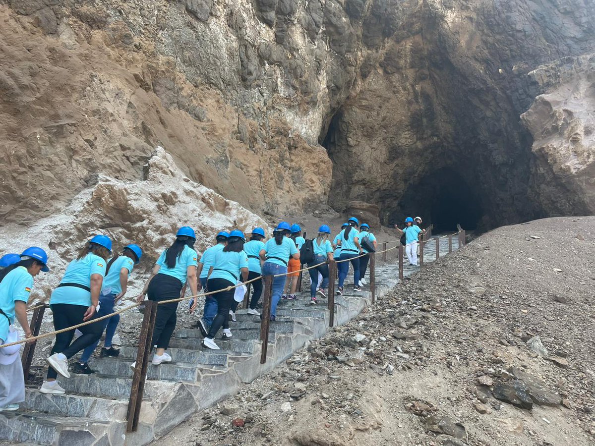 CostaChinchorro's tweet photo. Hoy recibimos en el sendero de #CuevasdeAnzota una delegación proveniente de Bolivia con 121 personas traídas por @Chilexcursiones y que están participando en un convención realizada por #zermat 
Durante su visita conocieron artesanías con identidad local por parte @asech_arica https://t.co/WfnX1HOOoC