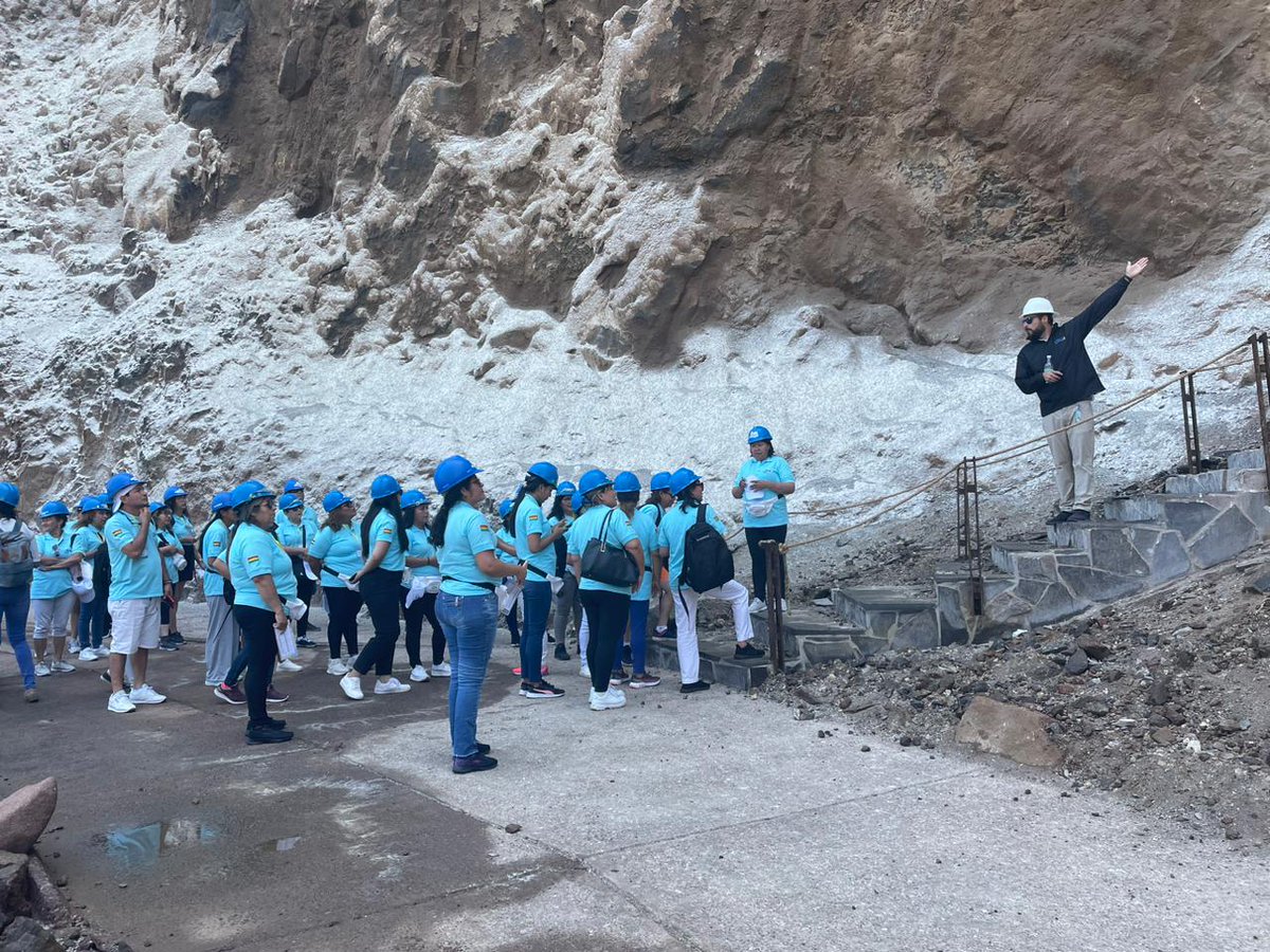 CostaChinchorro's tweet photo. Hoy recibimos en el sendero de #CuevasdeAnzota una delegación proveniente de Bolivia con 121 personas traídas por @Chilexcursiones y que están participando en un convención realizada por #zermat 
Durante su visita conocieron artesanías con identidad local por parte @asech_arica https://t.co/WfnX1HOOoC