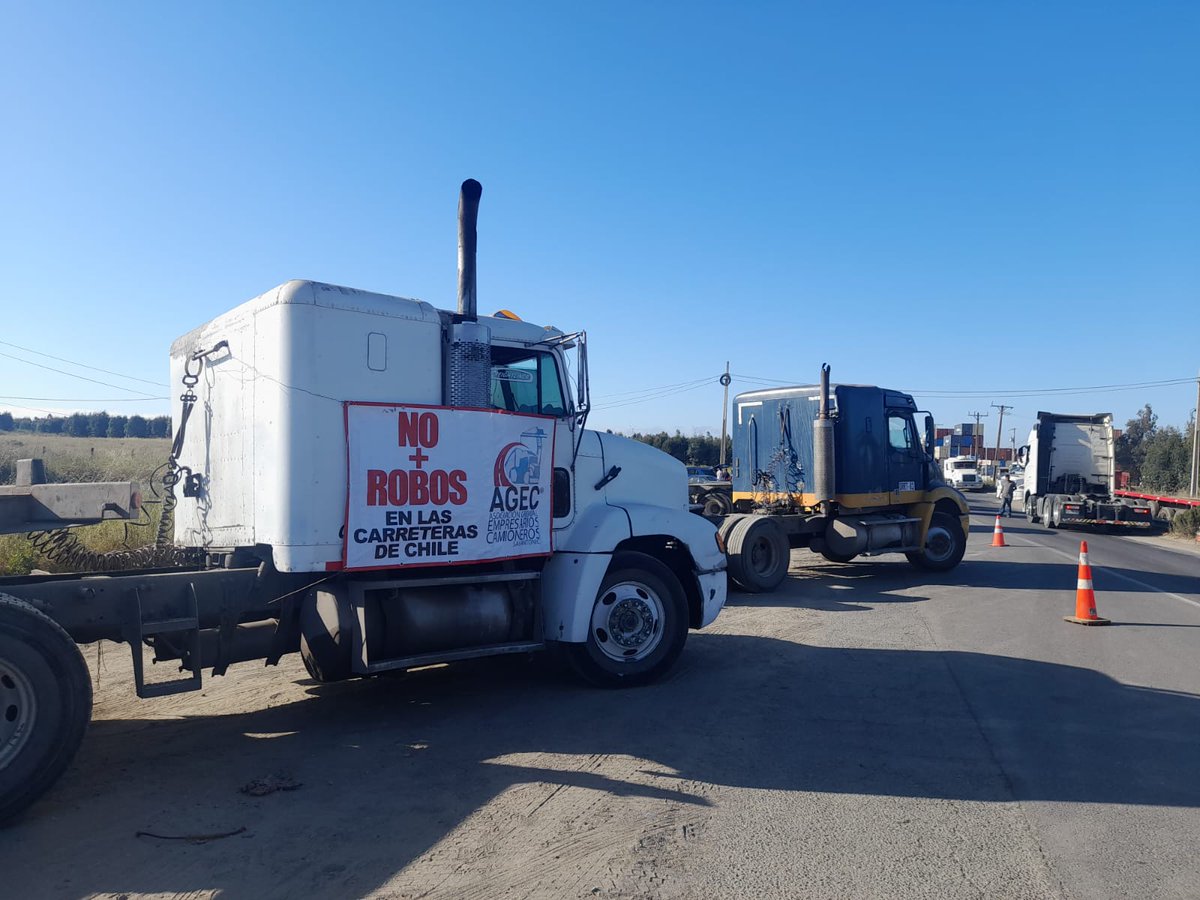 AgecSan's tweet photo. HILO: No estigmaticemos a los camioneros. Si los transportistas pudiéramos traspasar a precio las alzas de combustible, hoy no estaríamos en esto. En lo que sigue, el origen del problema de nuestra industria: https://t.co/MjyxTmjvPv