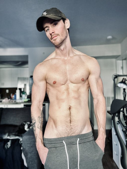 Just me and my sleepy couch potato. 😊 https://t.co/wOpvtS8jV0