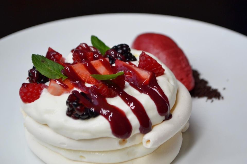 Hoy nos gustaría consentirte con este merengue de frutos rojos. ¡Ven a visitarnos! 

📲 cutt.ly/9ELoeJN
WHATSAPP: +52 56 3017 7603
🗓 Open Table: cutt.ly/EIdtbug
📍Av. Revolución 1521, San Ángel, Álvaro Obregón, 01040 Ciudad de México, CDMX