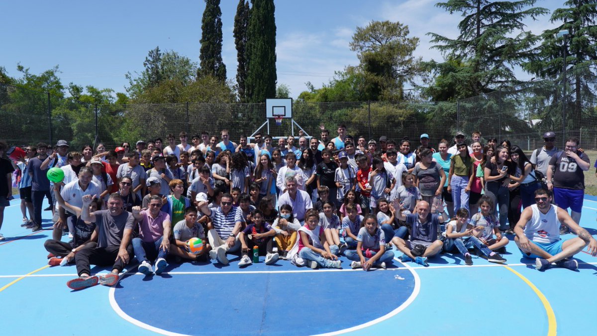 Me produce una enorme alegría inaugurar junto a tantos jóvenes, 5 Playones Multideportivos en el Campo Social y Deportivo Municipal y en B° España.
Poder generar este tipo de infraestructura deportiva nos vincula,  jerarquizando los barrios populares y a toda #Zárate #MiCiudad.