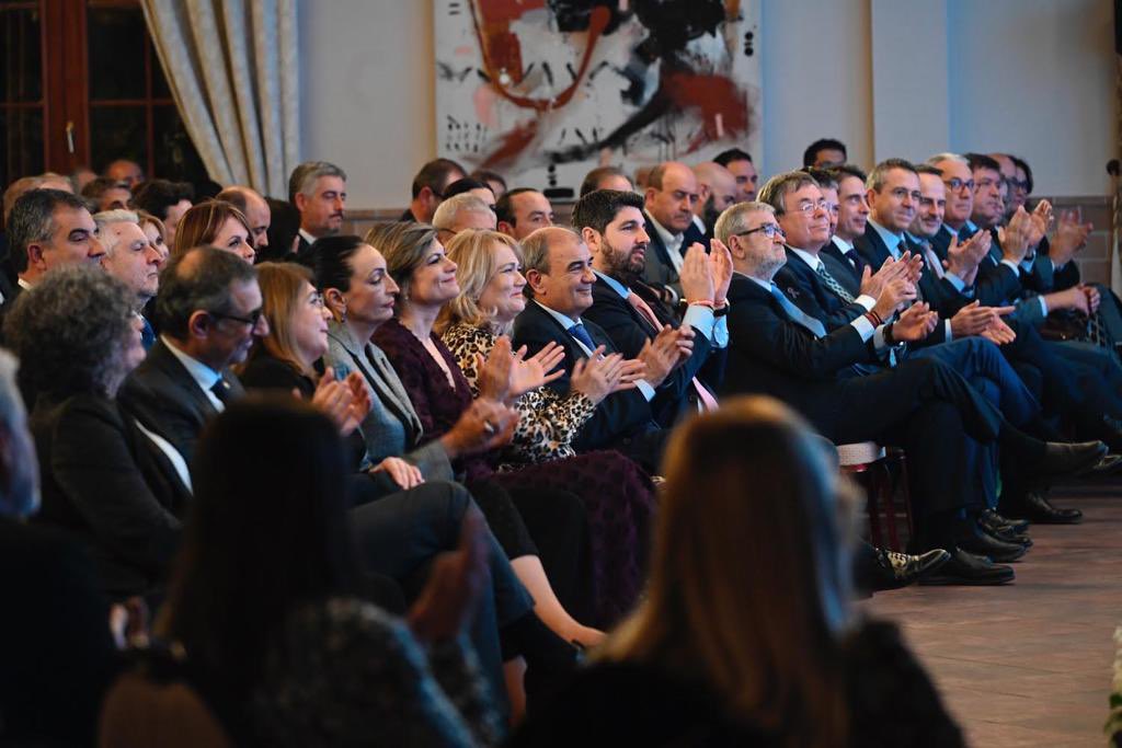 En la #RegióndeMurcia vamos a poner en marcha una bajada estructural y progresiva de las ratios de alumnos por aula a partir del próximo curso escolar. 
 
✅Compromiso cumplido en nuestra apuesta firme y decidida por una Educación de la máxima calidad.