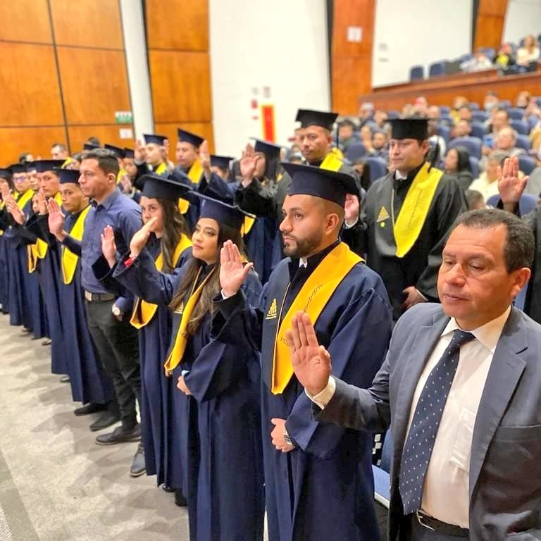 ESAPOficial's tweet photo. #GradosESAP Óscar Jairo Fonseca Fonseca, Vicerrector Nacional de Servicios Académicos, durante la última ceremonia de grados 2022, tomó el juramento a los graduados: “... honor y servicio será el compromiso que adquieren a partir de hoy con el país”. https://t.co/uNjXUtWCnD