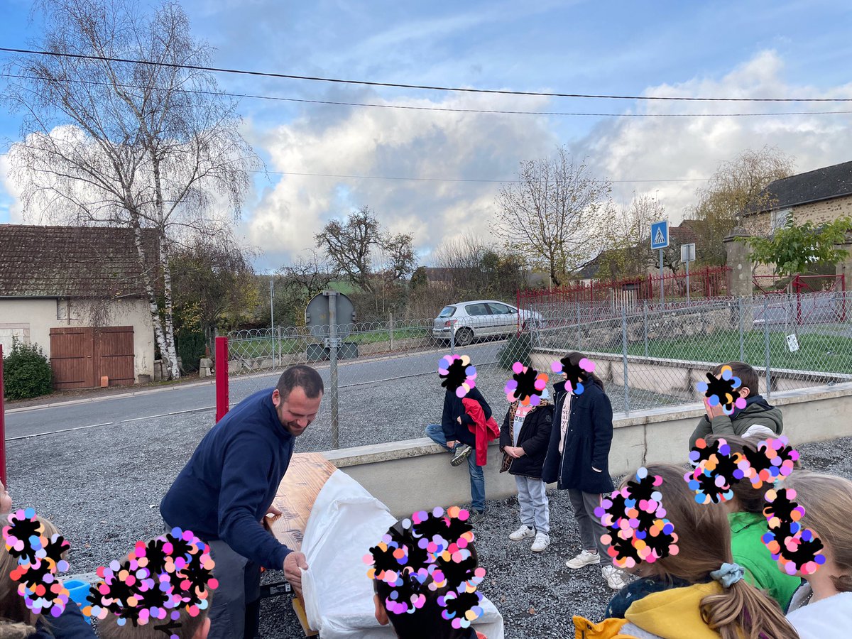 ecole_millay's tweet photo. #transmission #liaisonecolefamille Un papa a réalisé le rêve des CM1 CM2 🤩🤩🤩 Il leur a fabriqué un banc de l’amitié avec le Petit Prince et le renard…et la citation « L’essentiel est invisible pour les yeux, on ne voit bien qu’avec le cœur » Merci à lui pour ce beau cadeau… https://t.co/8nDzE2WUVi