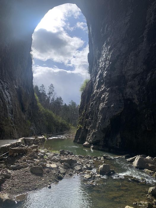Thehappening_rc's tweet photo. Natural Bridge Virginia
#National #bridge #vacation #mustsee #nature #God #rocks #historic #arc #naturalbridge #naturalbridgestrail #waterfalls #waterfallhikes❤️ #state #virginia #blueridge #resources #longstanding #story #creation #begining #beginings❤️ #loveva #motel #water https://t.co/u384mIIR3M