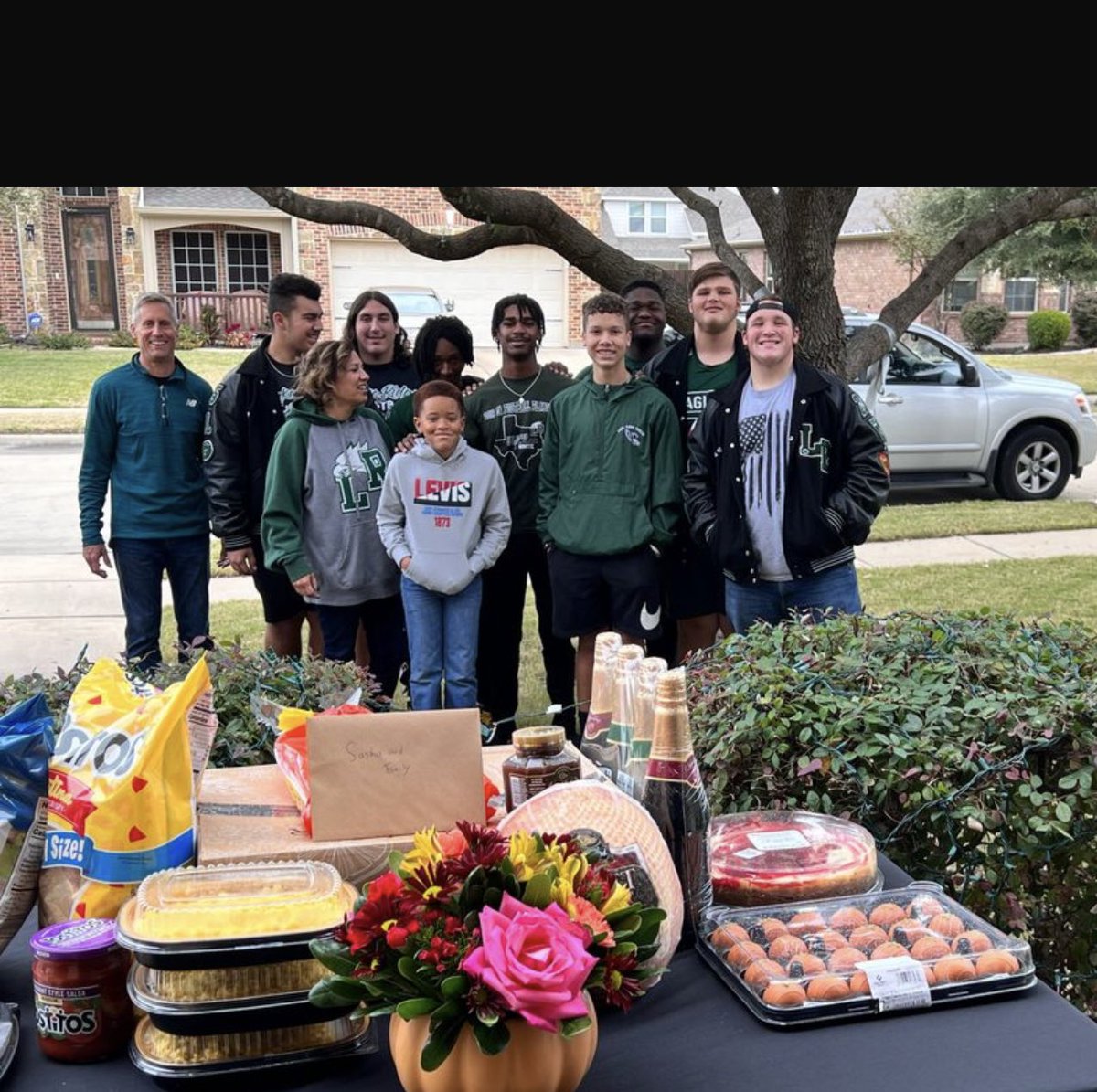 GregoryXMBridg1's tweet photo. It felt good to be able to be a part of my teammate @BrowderDonovan’s  “ Thanksgiving Buddy” family adoption; created to help families who have experienced hardship or tragedy during the year.   Appreciate his efforts and grateful to be a part of this heartfelt event.#Lakeridge https://t.co/YPnCjDDAp4