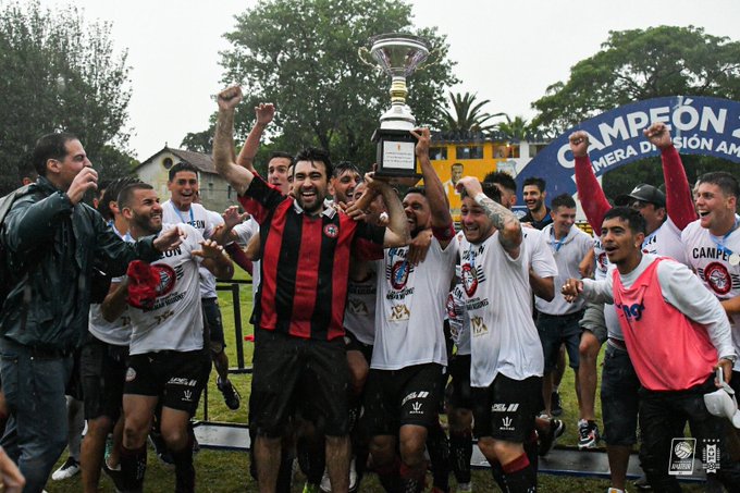 Hace exactamente un año, un jueves lluvioso, en el que nos mojamos hasta las uñas de los pies, salíamos campeones de la @AmateurAUF al ganarle a Bella Vista 3 a 1 en el Nasazzi con golazos de Ignacio San Martín, Héctor Acuña y Braian Vargas.
Nuestro recuerdo a los campeones!!