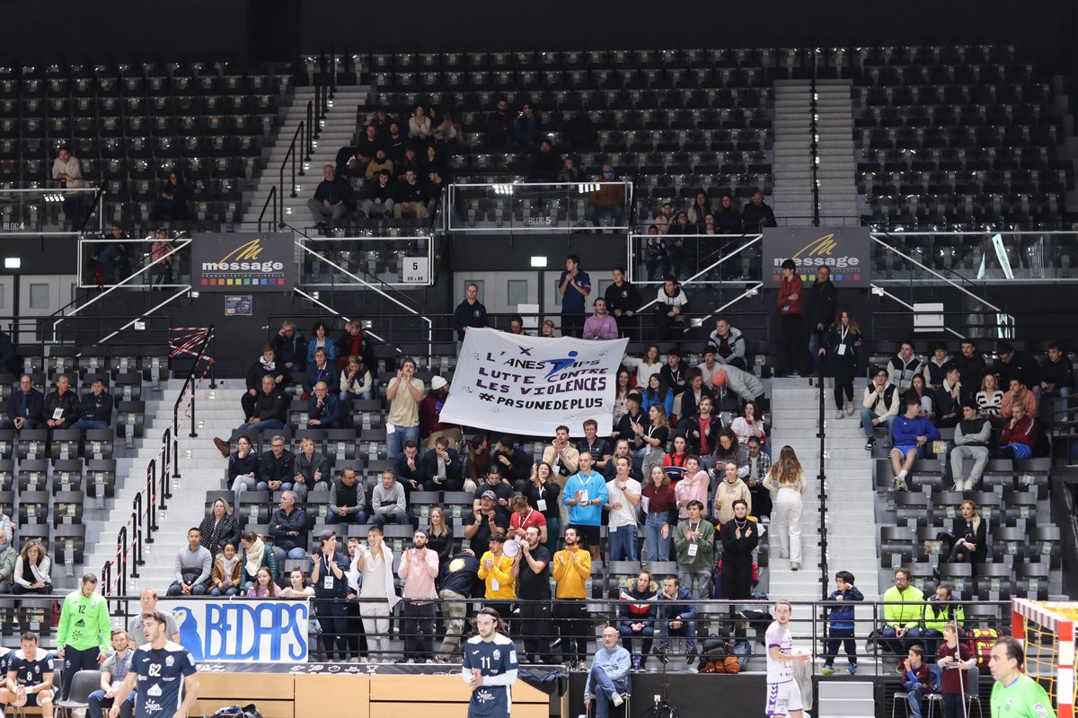 Dans le #sport ➡️ 600 signalements de #violences à <a href="/Sports_gouv/">Ministère des Sports 🇫🇷</a> depuis 2020 :
▪️ 80% des victimes sont des femmes
▪️ 97% des mis en cause sont des hommes 

Il est essentiel de mieux former les professionnels et bénévoles du monde sportif à ces enjeux !

#NeRienLaisserPasser
[2/2]