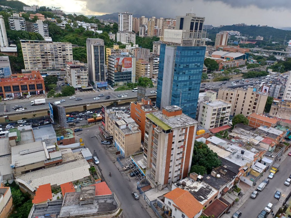Vuelve nuevamente la PNB transito a trancar la autopista sentido oeste a la altura del recreo. Solo ellos sabrán el objetivo de no permitir el tránsito vehicular y generar molestias a los caraqueños. <a href="/traficovv/">Noticiero Tráfico</a> <a href="/FMCENTER/">Traffic Center</a> <a href="/traficocaracas/">@traficocaracas</a> <a href="/TrafficEnLaVia/">Tráfico En La Vía</a> <a href="/oficial_intt/">INTT OFICIAL</a> <a href="/transito_pnb/">TránsitoPNB</a>