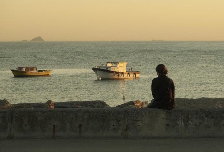 "Bazılarımız şiirlere tutunuyor,bazılarımız şarkılara, bazılarımız filmlere tutunuyor, bazılarımız kitaplara. Sanırım artık insan, tutunamıyor insana.."