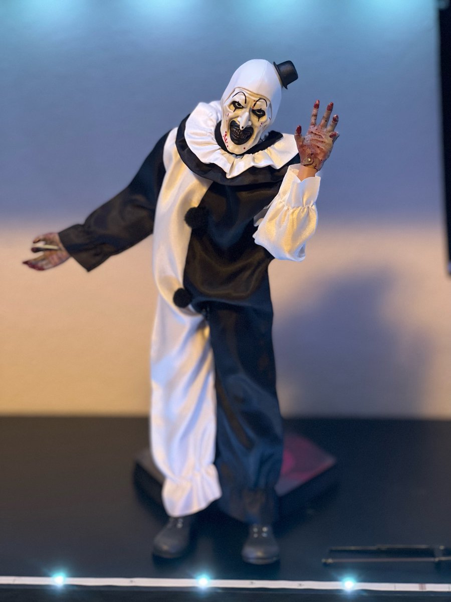 CornMonger's tweet photo. @damienleone finally got my Art figure. He’s not the easiest to pose, but I did my best to capture some of that essence. Thanks for birthing this gore-machine into our eyeballs! https://t.co/qgti46zBkr