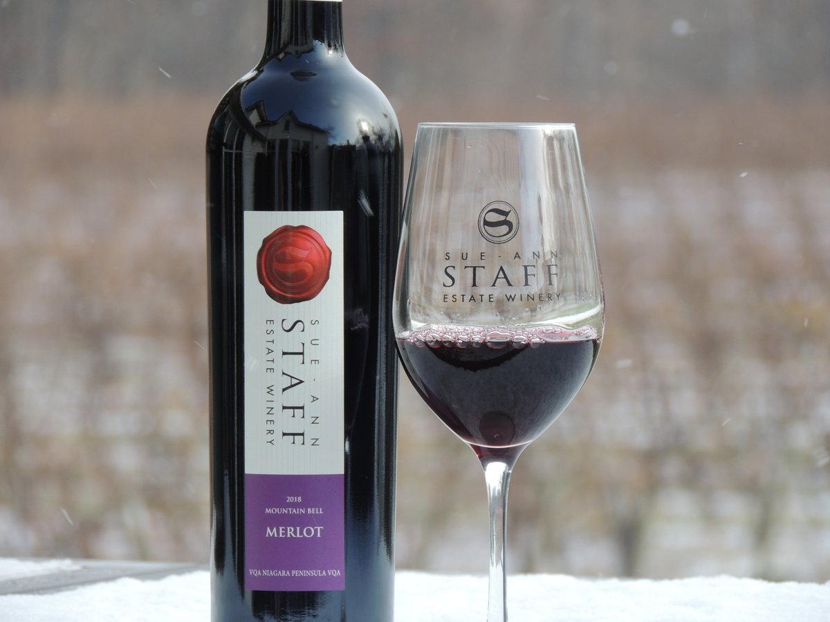SueAnnStaff's tweet photo. 90pts for our Mountain Bell Merlot! Thanks @NatalieMacLean! $39.95, available in limited quantities at @LCBO #Vintages flagship stores https://t.co/DvNIvo2NQD #VQA #VQAeveryday #merlot #siplocal #shoplocal #sharelocal https://t.co/Dz9VhokiMO