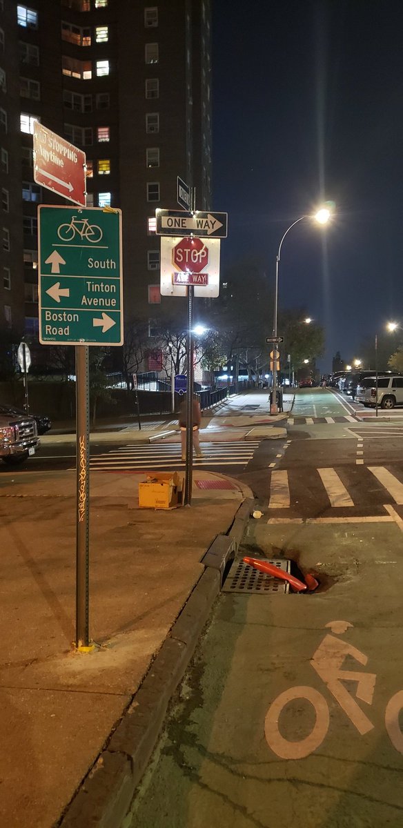 twowheelsg's tweet photo. That sinking feeling.
Trinity Ave, #bikeBX
Credit for #bikeNYC #wayfinging, bike route TO SOMEWHERE. https://t.co/cAsBDT659j