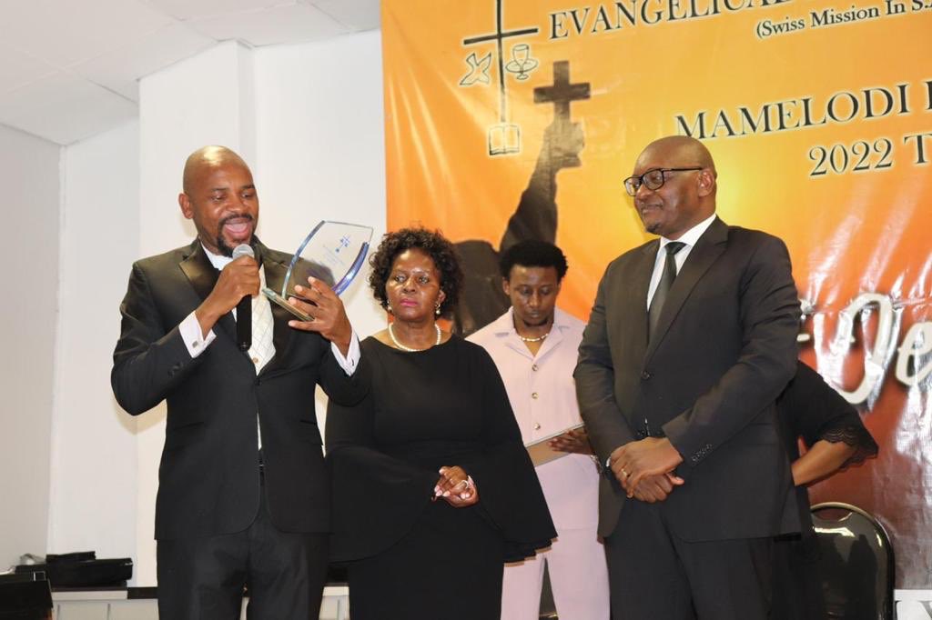 MathebulaJoe's tweet photo. As we reflect: Reverend TJ Mayayise and Ms Nkhensani Chabane hands over the Collins Chabane award from EPCSA Mamelodi Parish to former Premier of Gauteng David Makhura. Of course you could have done better Cde David.. https://t.co/7V0S6WFIZS