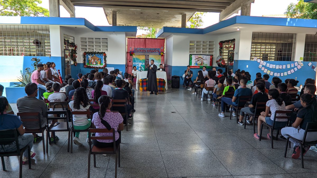 SalleVenezuela's tweet photo. #HOY Con alegría, nos disponemos para participar en la celebración Eucarística de Clausura de nuestra #ESFORLIJ
#SomosLaSalle 🌟 #WeAraSalle https://t.co/am0FyV6FYY