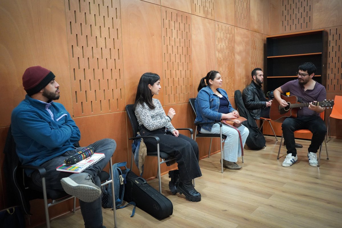 ccmch_'s tweet photo. 📸Compartimos las fotografías de la finalización del taller "Danza creativa para mujeres mayores" y el curso "Composición musical para principiantes" en las dependencias del @ccmch_
#música #baile #composiciónmusical #talleresgratuitos #ccmch #Chillán https://t.co/BC71Icdljh