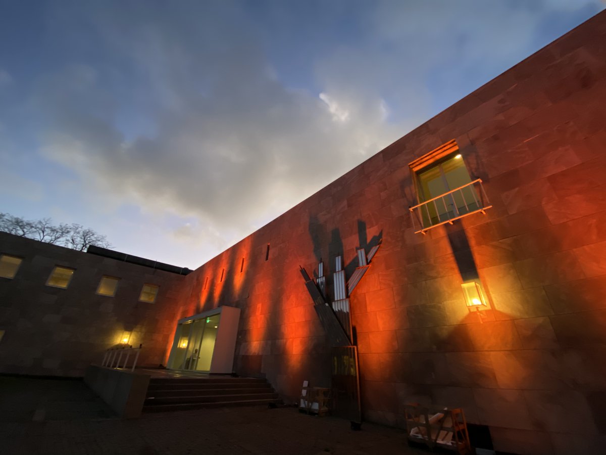 For a 16-day period, the Royal Entrance to Cobbenhagen Building and the entrance to the Library light up orange to unite to end violence against women.  

Curious to learn what we do to create a safe campus? Check out this item: tilburguniversity.edu/current/news/m… (2/2)