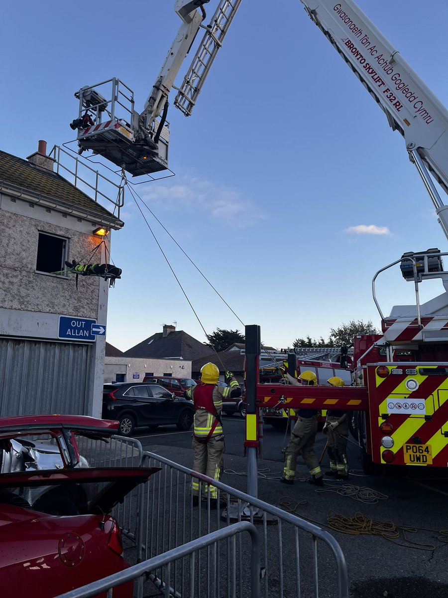 TomWeston89's tweet photo. Something a little bit different today for White Watch Rhyl. The scenario was to assist ambulance in rescuing a non mobile casualty out of a first floor window. Testing the crews line rescue and ALP competence. #ALP #LineRescue @Petzl https://t.co/q6Rd5avWbp