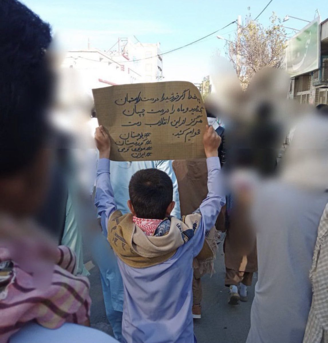 farzinkadkhodae's tweet photo. بخدا اگر خورشید را در دست راست‌مان بگذارید و ماه را در دست چپ‌مان،هرگز از این انقلاب دست نخواهیم کشید.
#مهسا_امینی 
#بلوچستان https://t.co/eBtxXwt297