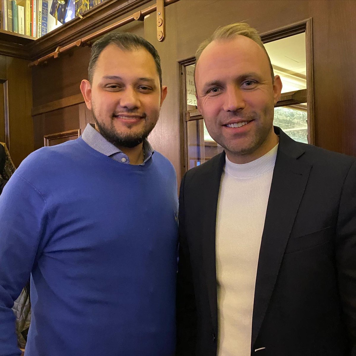 wratbb's tweet photo. Ein guter Austausch des Vorsitzenden des Jungen Wirtschaftsrates Berlin-Brandenburg @cpkrohne mit @SebCzaja (@fdp_berlin). Es ging um #Neuwahlen, #Digitalisierung, #Startups und die Bau- und Stadtentwicklungspolitik in der Hauptstadt. https://t.co/hsQxuxSzKE