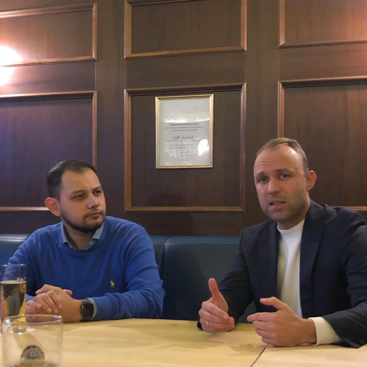 wratbb's tweet photo. Ein guter Austausch des Vorsitzenden des Jungen Wirtschaftsrates Berlin-Brandenburg @cpkrohne mit @SebCzaja (@fdp_berlin). Es ging um #Neuwahlen, #Digitalisierung, #Startups und die Bau- und Stadtentwicklungspolitik in der Hauptstadt. https://t.co/hsQxuxSzKE