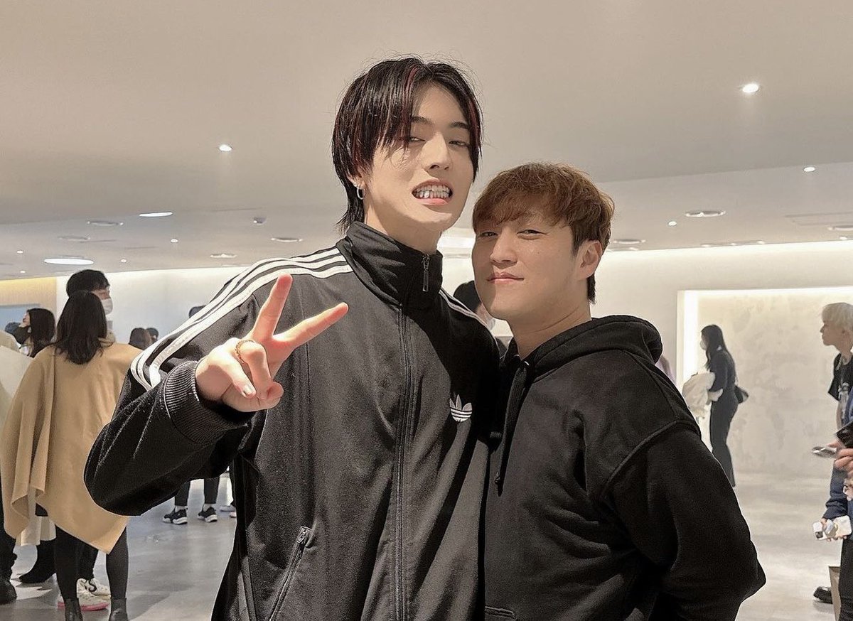 harutogallery_'s tweet photo. haruto with yg’s vocal coach 🖤 https://t.co/bVG99nCOXx