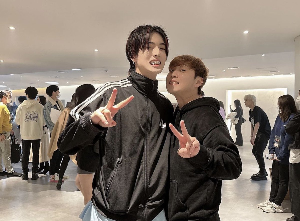 harutogallery_'s tweet photo. haruto with yg’s vocal coach 🖤 https://t.co/bVG99nCOXx