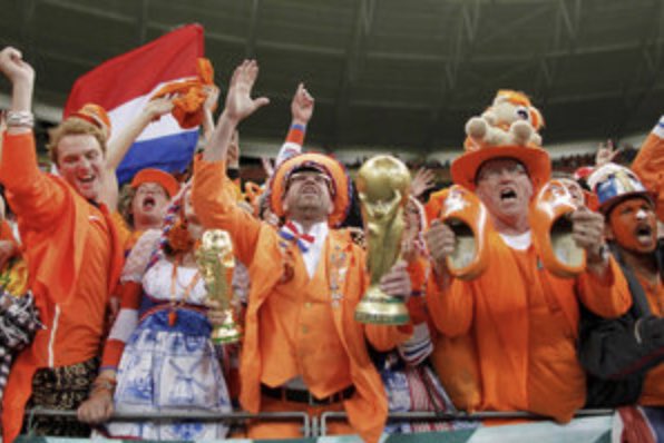 msA2msEllis's tweet photo. Dutch fans are everything! This is how you support your team in the World Cup. @OnsOranje @Qatar2022Globo @GettySport https://t.co/js6fcZJe84