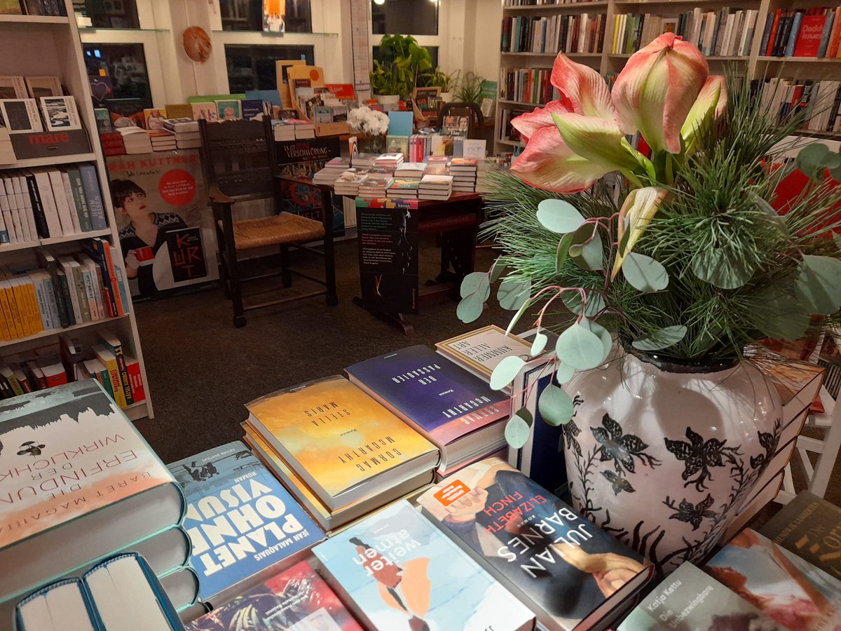 AlmutSchmidt's tweet photo. Im Buchhandel ist jeder Tag bunt
#colorfriday https://t.co/EgnS9ENxYr