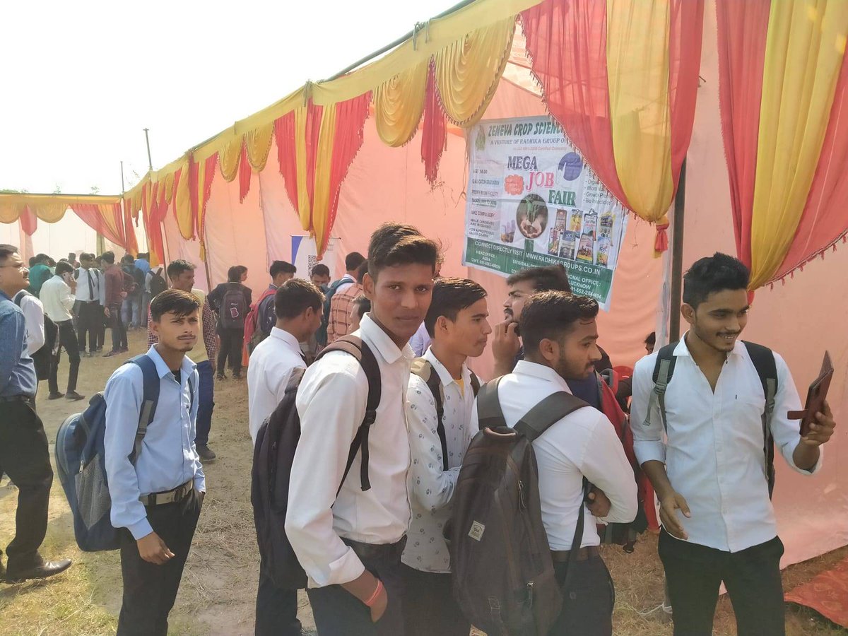 विधायक सदर श्री देवेंद्र सिंह राजपूत व जिलाधिकारी श्रीमती हर्षिता माथुर ने वृह्द रोजगार मेले में विभिन्न कम्पनियों द्वारा चयनित 522 अभ्यर्थियों को प्रदान किए प्रमाण पत्र। <a href="/PMOIndia/">PMO India</a>  <a href="/CMOfficeUP/">CM Office, GoUP</a> <a href="/UPGovt/">Government of UP</a> <a href="/ChiefSecyUP/">S.P. Goyal, Chief Secretary, GoUP</a> #kasganj
#rojgarmela