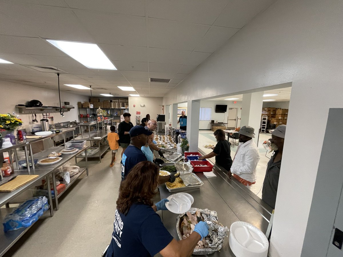 YQRamos's tweet photo. What an amazing day in our station and serving othes! Thanks to @homelessplanpbc for opening the door to our team, thanks for allowing us to bring and serve food, last evening! Very grateful and special day! @JetBlue #TeamPBI #JetBlueforgood @HelloJetBlue 🦃🍽🍂 https://t.co/x9RXXaOGah