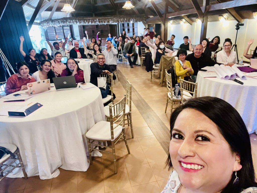 SofiCabreraEs's tweet photo. Compartiendo mi pasión por la divulgación científica con investigadoras e investigadores bolivianos 🇧🇴 en #Cochabamba 
Pueden encontrarlos con #YoDivulgoCienciaBo #UTODivulga #UMSSDivulga #UMSADivulga 
Hoy se activaron en twitter 💪🏼 https://t.co/OLXoDKM3Ce