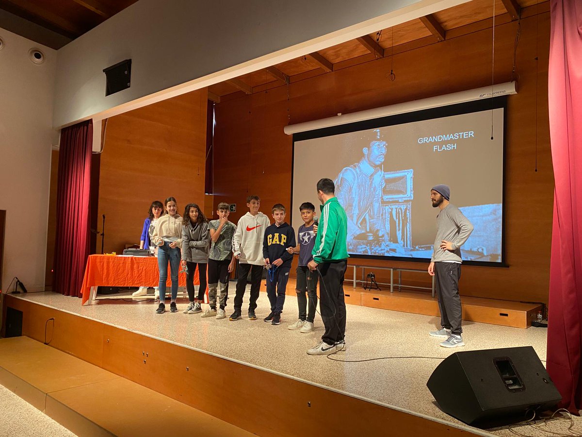 EscolaElisabeth's tweet photo. ESCOLA ELISABETH. SETMANA DE LA MÚSICA. Celebració de Santa Cecília a l’ESO. Els alumnes són part activa de l'espectacle “Freqüències urbanes: Hip-Hop”. Fantàstic!!! https://t.co/2LosLnOPJ9