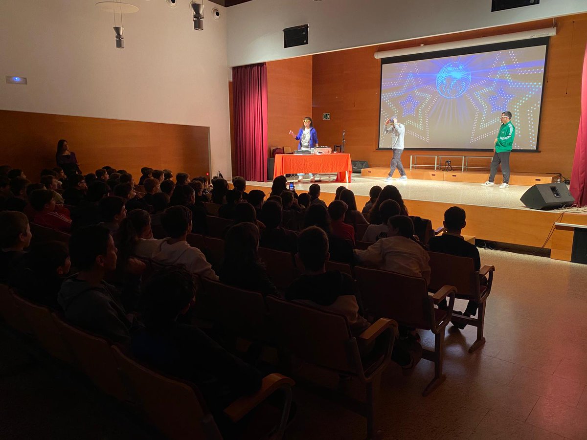 EscolaElisabeth's tweet photo. ESCOLA ELISABETH. SETMANA DE LA MÚSICA. Celebració de Santa Cecília a l’ESO. Els alumnes són part activa de l'espectacle “Freqüències urbanes: Hip-Hop”. Fantàstic!!! https://t.co/2LosLnOPJ9