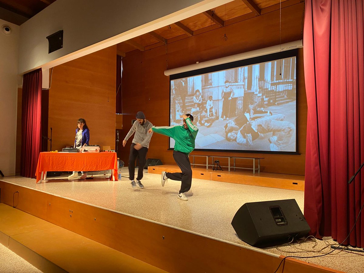 EscolaElisabeth's tweet photo. ESCOLA ELISABETH. SETMANA DE LA MÚSICA. Celebració de Santa Cecília a l’ESO. Els alumnes són part activa de l'espectacle “Freqüències urbanes: Hip-Hop”. Fantàstic!!! https://t.co/2LosLnOPJ9