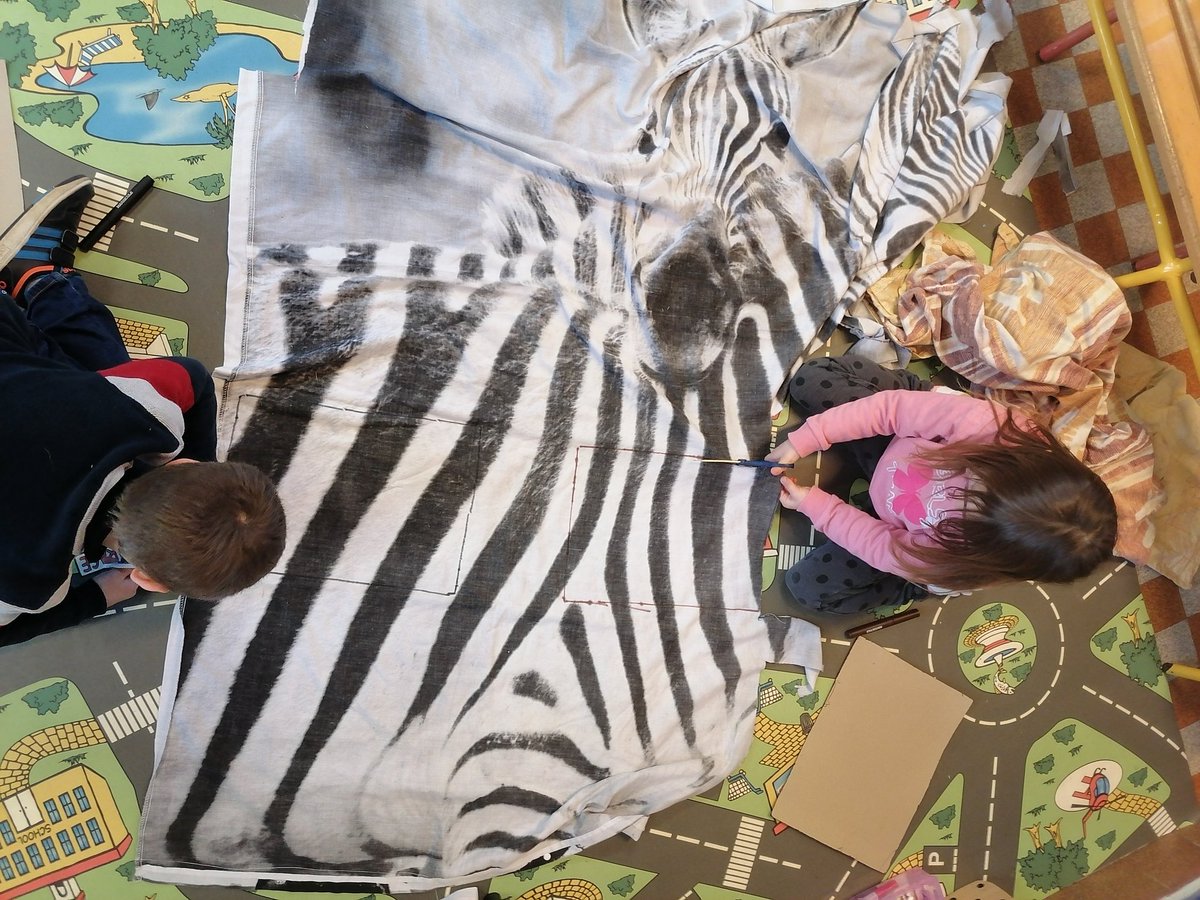 di_credicomax's tweet photo. #SERD2022 Vous avez dit recyclage textile ? Une réponse écologique:fabrication de tawashis, topbags, bouillottes.. #Couture avec les familles et plaisir partagé au service de l' #EDD @AmiensEdd @angeliquedicre1 @fab2401 @SylvieVaquette https://t.co/VglRfh863u