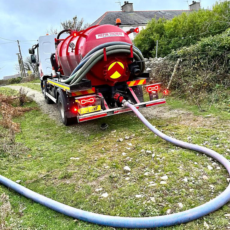 HefinThomasLtd's tweet photo. If you need a septic tank, treatment plant or cesspool emptying ready for the Christmas holiday then please give us a call https://t.co/2BM4dRf3bi #SepticTank #TankEmpty https://t.co/04qftcYrOU