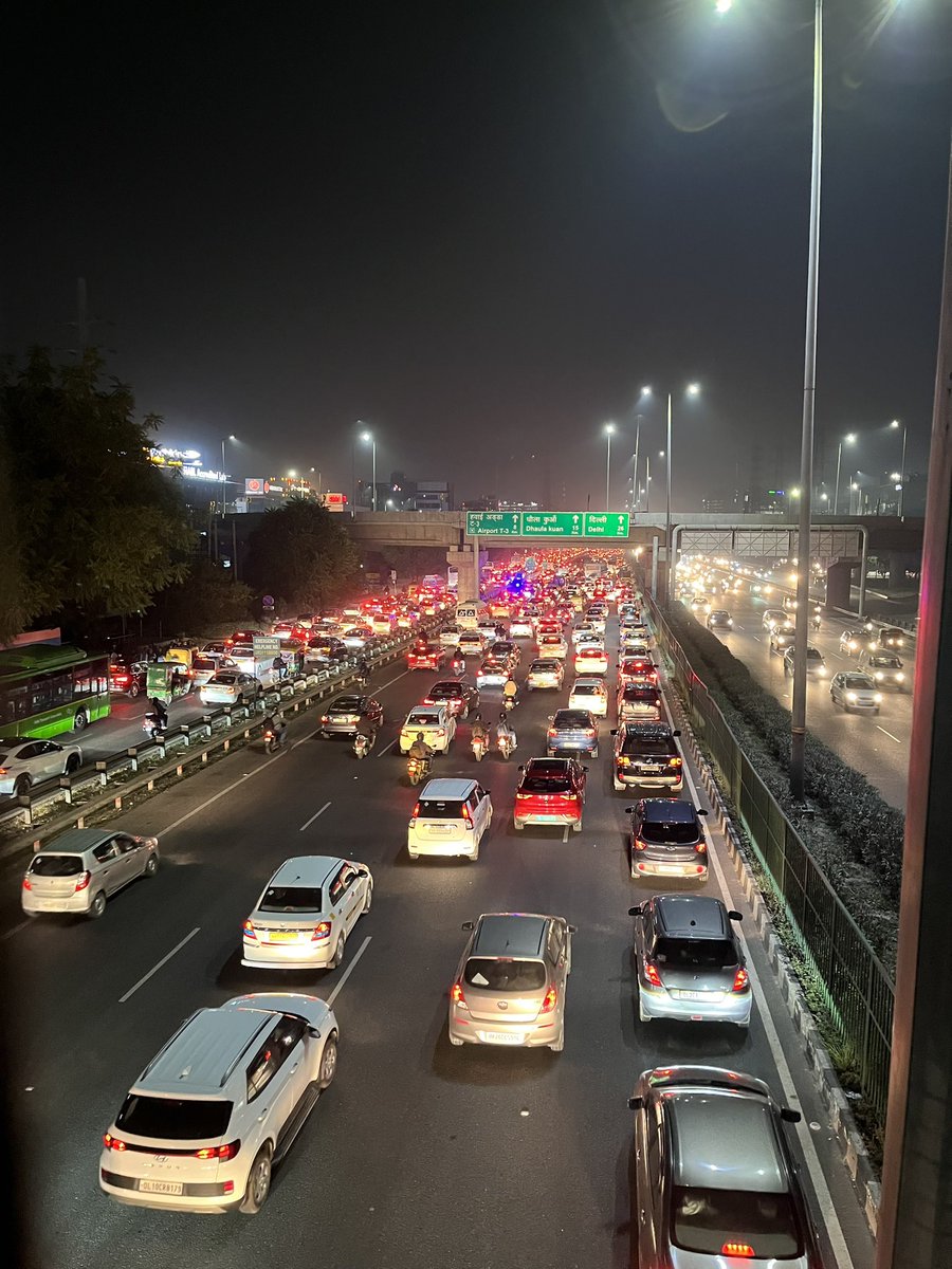 thearunborana's tweet photo. 🤓 It’s Gurgaon 😣😂😂
#Gurgaon #delhi #sector29 #office https://t.co/888doYeifd