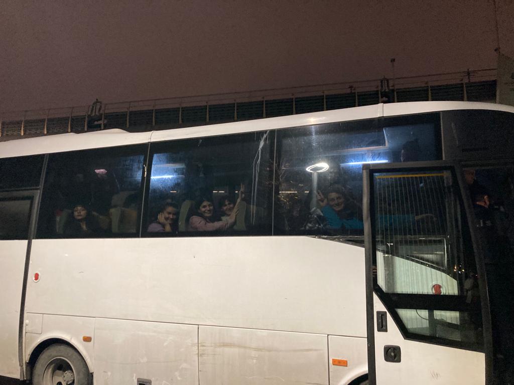 25kasimkadin's tweet photo. Gözaltına alınan kadınlar otobüslerde bekletiliyor... 
#25KasımdaSokaktayız vazgeçmeyeceğiz! https://t.co/e6s2ybdkCc