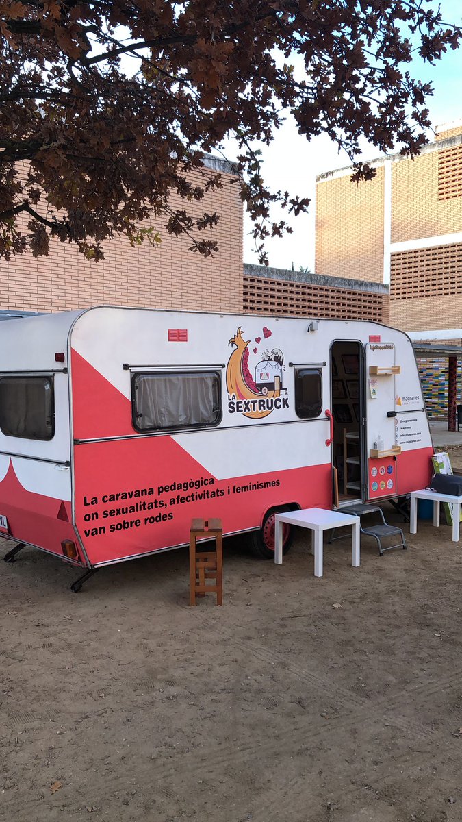 Des del <a href="/comarcamoianes/">Consell Comarcal del Moianès</a>, s’ha organitzat una activitat amb la caravana pedagògica sobre sexualitats i afectivitats, la SexTruck, amb els grups de 4t ESO i PFI de <a href="/InsMoianes/">InsMoianes</a> 
Gràcies a Magranes <a href="/LaSexTruck1/">La SexTruck</a> i a qui ha participat en l’organització. Més de 90 alumnes participants!