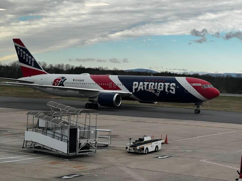blloyd8298's tweet image. Just saw New England’s plane at CHO. They leant it for UVa to use to get players to the three funerals. What an amazing gesture #GoHoos