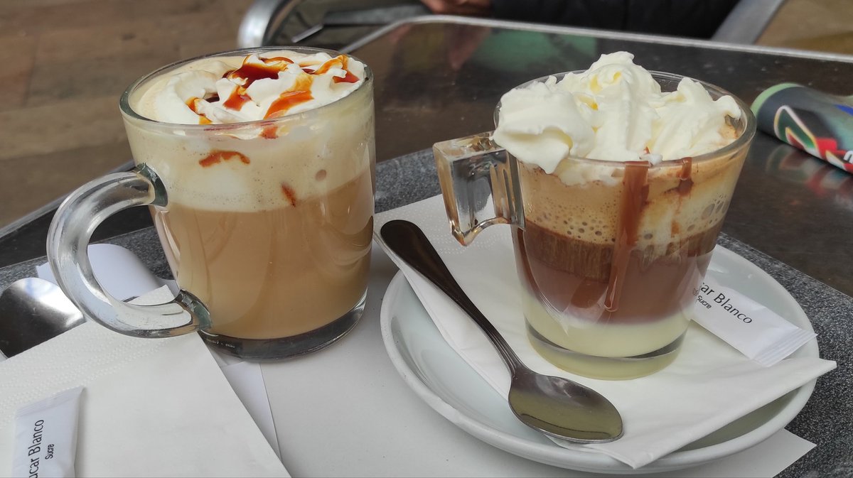 rochue66's tweet photo. Tarda de café...amb condiments #Farggi 😋😋☕☕ https://t.co/30pBunYgaJ