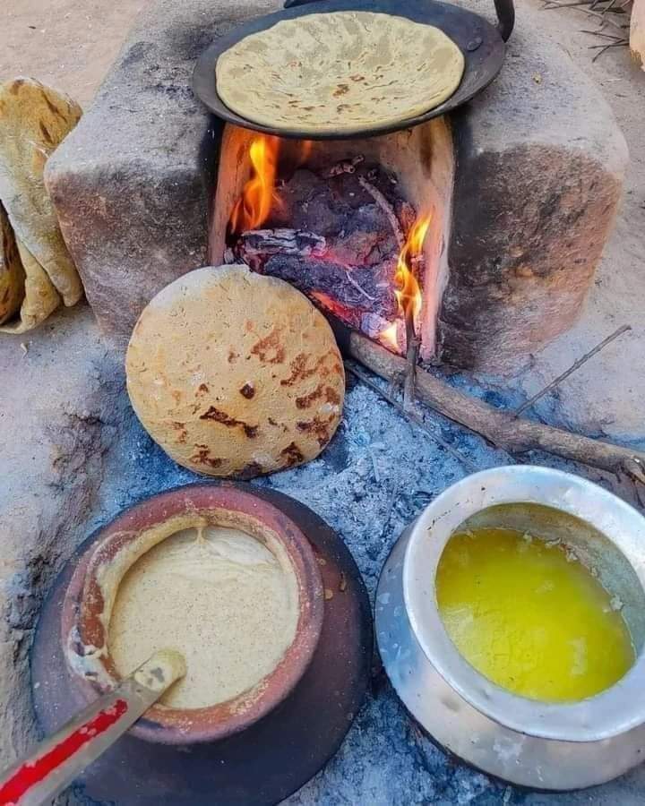 pratap_amita's tweet image. आज हर शहर, हर गांव और हर घर मे गैस का इस्तमाल होता है । पर हमारे घर की छत पर चूल्हा भी बना हुआ था। हर सर्दी हम बहन भाई दोपहर को चूल्हे पास माँ के हाथों की बनी रोटी खाते थे। गर्मा गरम रोटियां खाने मेँ बड़ा मजा आता था।अब ना माँ है ना वो चूल्हा।  हमारा बचपन अनमोल था। ☺️❤️❤️