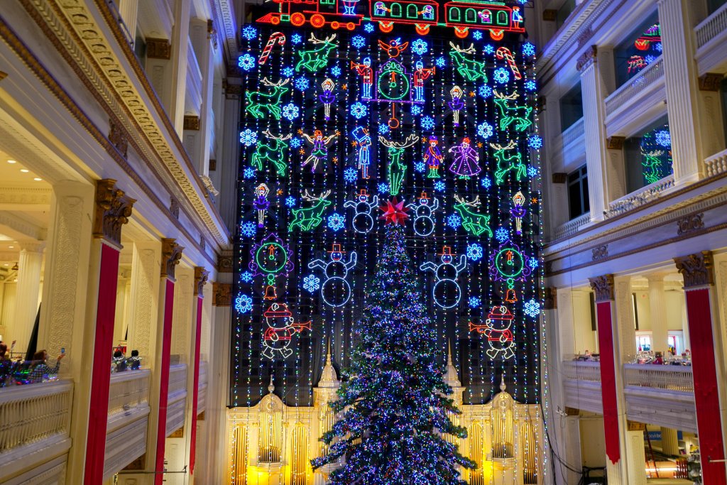 discoverPHL's tweet photo. Today, the @Macys Christmas Light Show in the historic Wanamaker Building returns with multiple showtimes each day! 🎄

Find out when you can see the 100,000 light spectacle here ➡ https://t.co/Xk2J2wXbqo

#discoverPHL https://t.co/4u7fjVAjfy